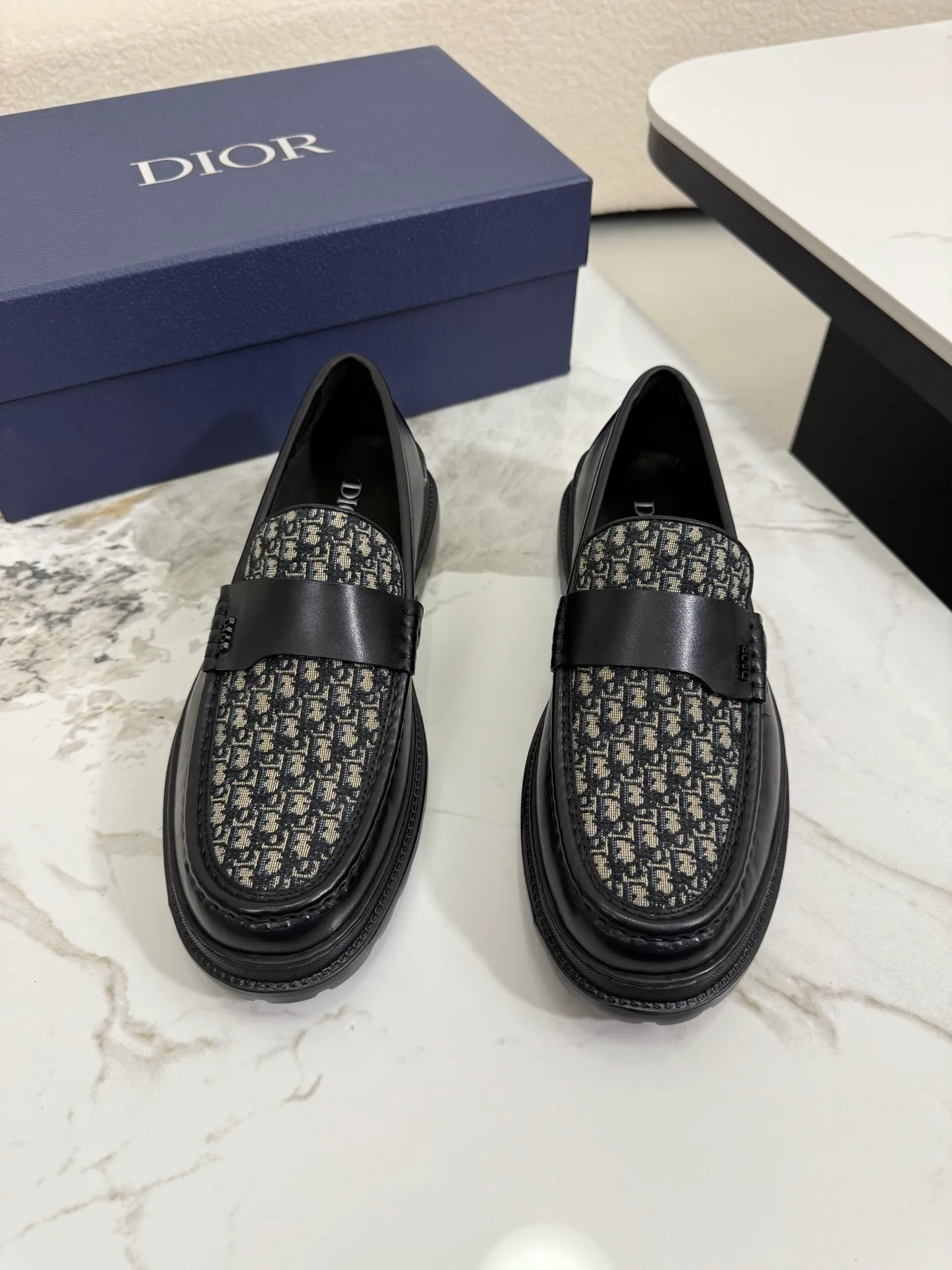 [ DIOR ] Top P: 820💰 ▪️Size: 39-44 (customized for 38.45) Top male leather shoes DIOR Dior combines high-quality materials and exquisite details. The imported cowhide leather upper is embellished with Gancio buckles, showing a luxurious style. Imported cattle. TP sole is light and flexible in texture